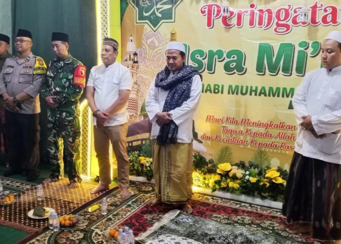 Polsek Simokerto Bersama Tiga Pilar Hadiri Peringatan Isra Mi'raj di Masjid Mujahidun