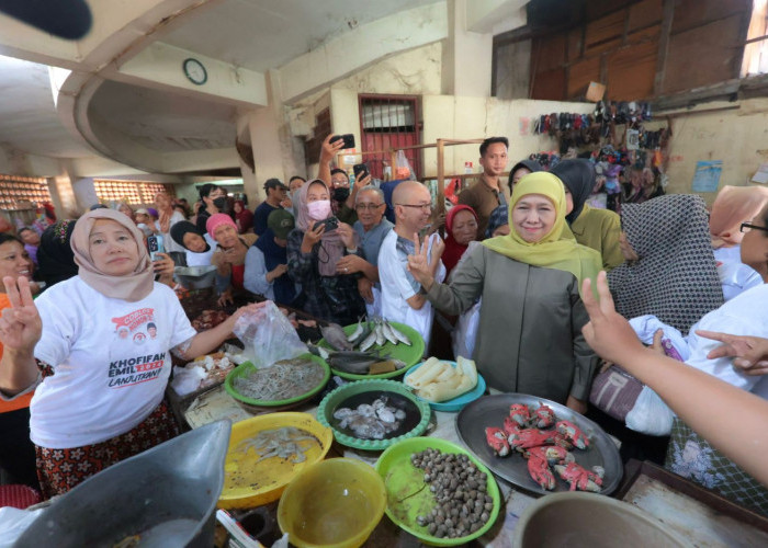 Kampanye di Pasar Kapasan, Khofifah Buka Layanan Pemeriksaan Kesehatan Gratis Bagi Pedagang