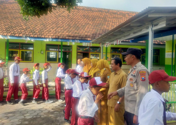 Polsek Kunir Ajak Pelajar SDN 02 Sukosari Lawan Bullying