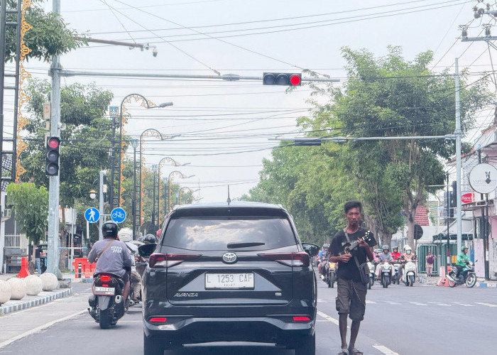 Kinerja Satpol PP Jombang Disorot, Gepeng Masih Marak di Perempatan Jalan