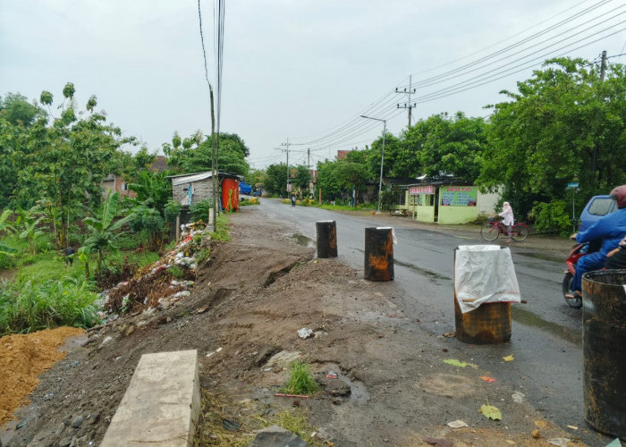 Bahu Jalan Penggaron Mojokerto Ambles, Bahayakan Pengguna Jalan