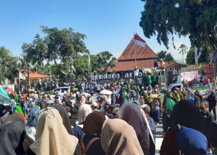 Ribuan Alumni Ponpes Aksi Damai di Alun-alun Kota Situbondo