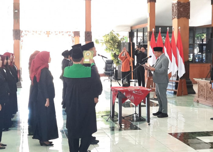Serahkan SK Kepala Sekolah, Mas Rio Minta ASN Situbondo Jaga Integritas dan Profesionalisme