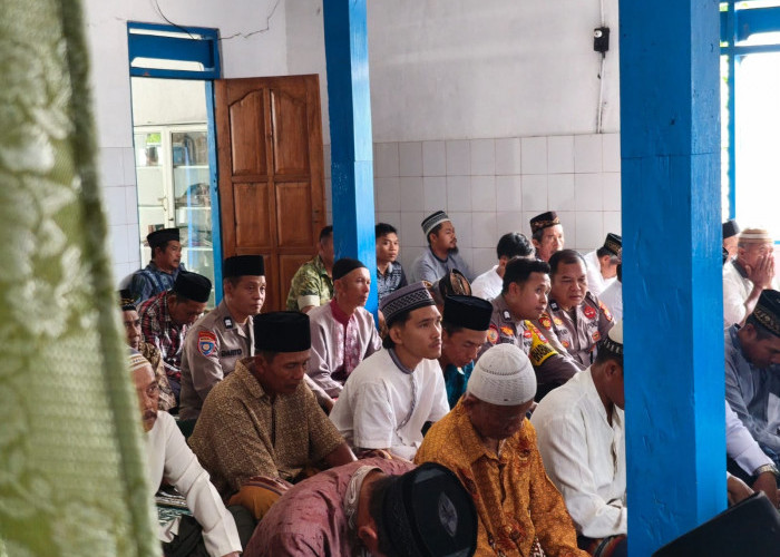 Jaga Kondusifitas Wilayah, Kapolsek Kedunggalar Ajak Jamaah Masjid Darussalam Ikut Jaga Kamtibmas