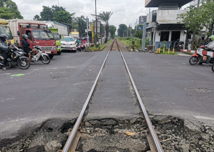 Tiga Perlintasan di Surabaya Ditutup Sementara, KAI Daop 8 Terapkan Buka Tutup Malam Hari