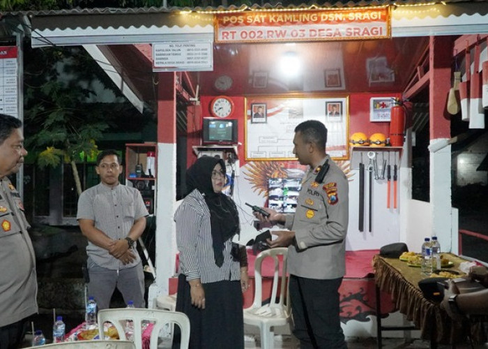 Polres Blitar Serahkan Handy Talky ke Pos Kamling untuk Perkuat Kamtibmas