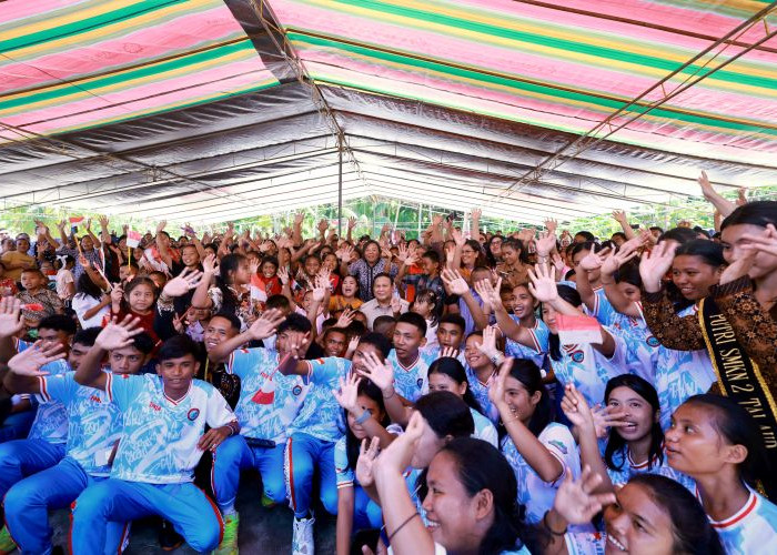 Presiden Prabowo Bernyanyi Bersama Anak-anak di Pulau Miangas, Suasana Sekolah Penuh Haru