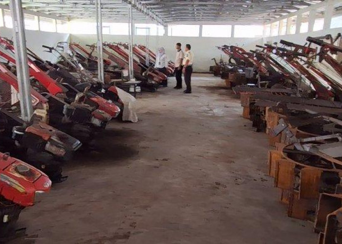Warga Ngawi Ramai-Ramai Gadai Emas dan Traktor untuk Biaya Sekolah