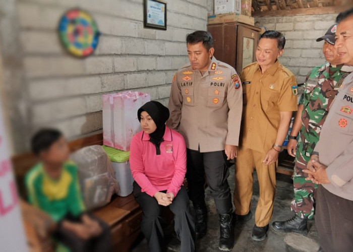 Kapolres Kediri Sambangi Marfel, Bocah 11 Tahun Rawat Ibu Lumpuh Seorang Diri