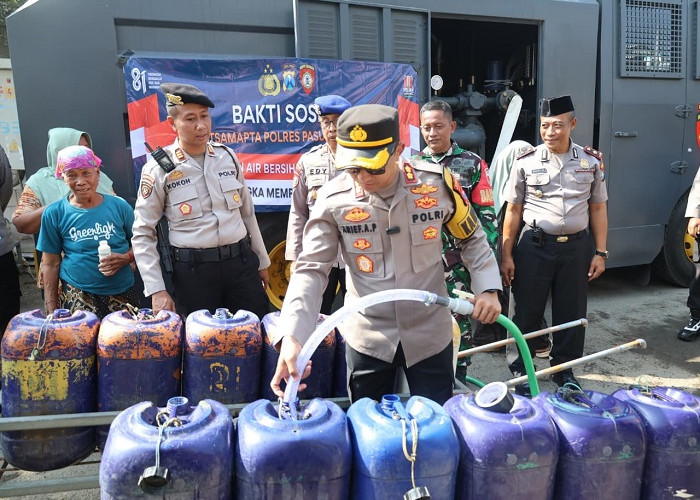 Kapolres Pasuruan Kota Salurkan Air Bersih dan Tinjau Pos Pantau Nelayan