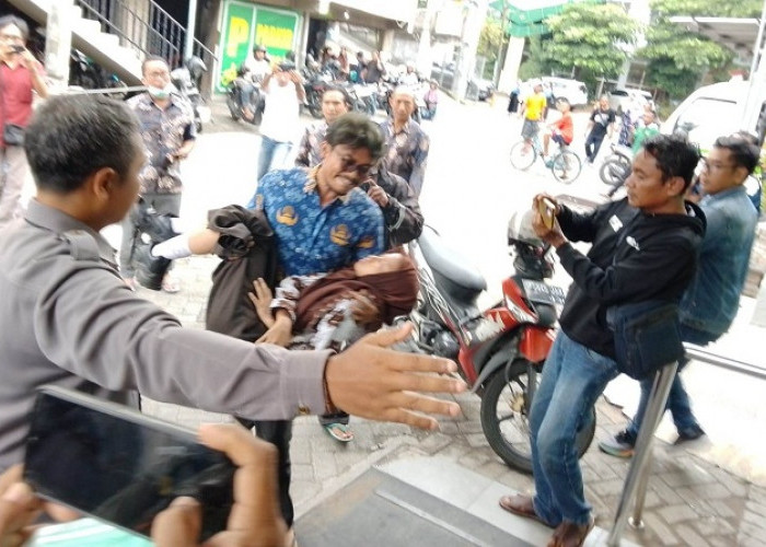 Diduga Keracunan MBG, Belasan Siswa SMAN 2 Lamongan Dievakuasi ke RS