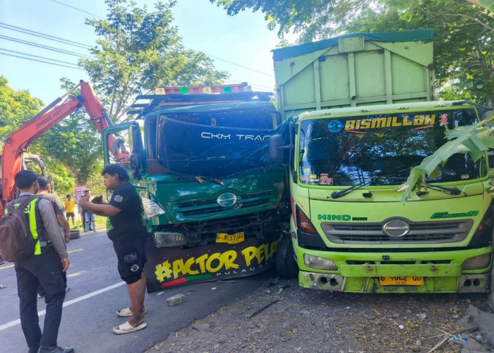 Truk Gagal Menyalip di Pantura Situbondo, Tabrakan Beruntun Sebabkan Macet Total