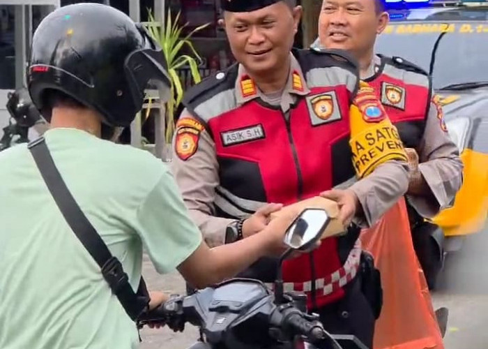 Semangat Berbagi, Sat Samapta Polres Lamongan Bagi Takjil ke Masyarakat