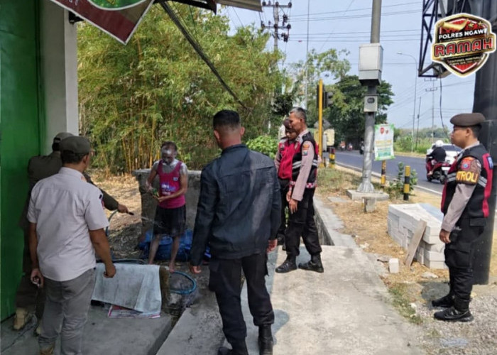 Polres Ngawi Tertibkan Manusia Silver di Traffic Light, 1 Orang Diserahkan ke Dinsos