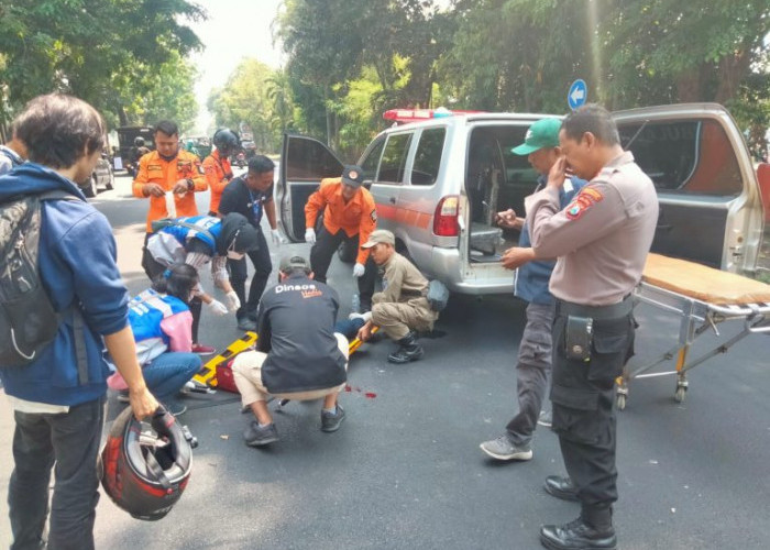 Polsek Wonocolo Bantu Unit Laka Polrestabes Tangani Laka Lantas di Jalan Jemursari 41 Surabaya