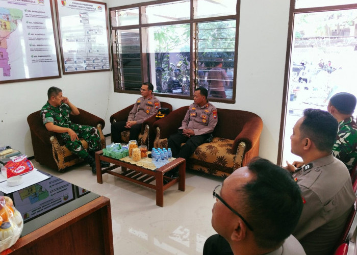 Kapolsek Wonocolo Gandeng Camat Kunjungi Koramil, Perkuat Sinergitas Tiga Pilar Jaga Kondusivitas Wilayah