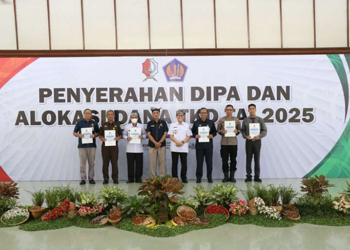 Pj Bupati Bojonegoro Serahkan DIPA dan Dana TKD TA 2025, Tekankan Efisiensi Penggunaan Anggaran