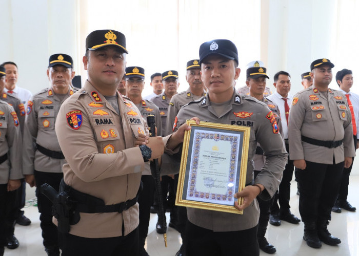 Apresiasi Kinerja dan Dedikasi, Kapolres Gresik Beri Penghargaan 12 Personel dan 2 Warga