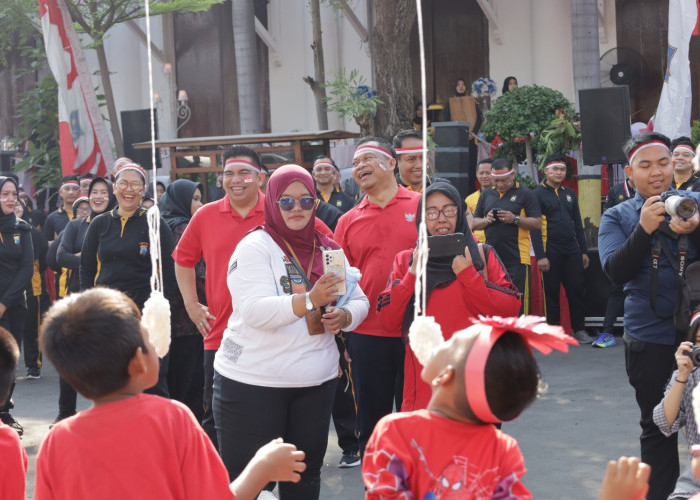 Riuh Gelak Tawa Anak dan Warga Warnai Lomba di Polrestabes Surabaya