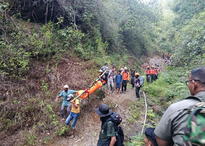 Evakuasi 13 Jam, Dua Jenazah Pendaki Gunung Piramid Berhasil Dibawa Turun