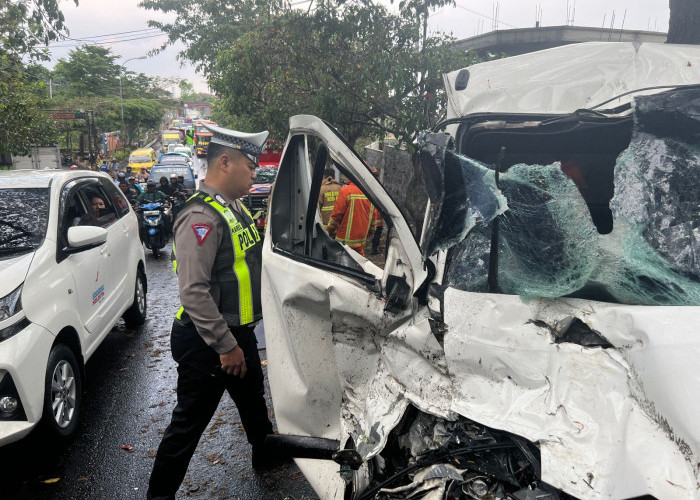 Adu Banteng Truk Boks dan GranMax di Jalur Batu-Karangploso, 3 Orang Terluka 