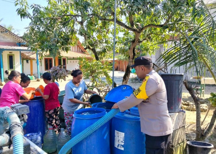 Polri untuk Masyarakat, Polsek Ngambon Salurkan 16 Ribu Liter Air Bersih bagi Warga