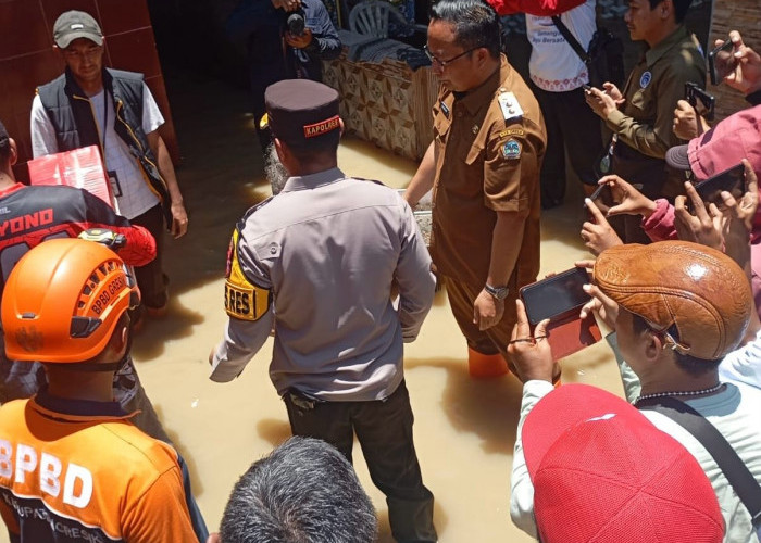 Wabup Alif dan Kapolres Gresik Terjun ke Lokasi Banjir untuk Memastikan Kondisi Warga Terdampak