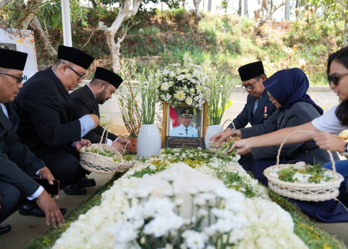 Jelang HUT Ke-25 Kota Batu, Nurochman Ziarah ke Makam Dua Wali Kota Pendahulu