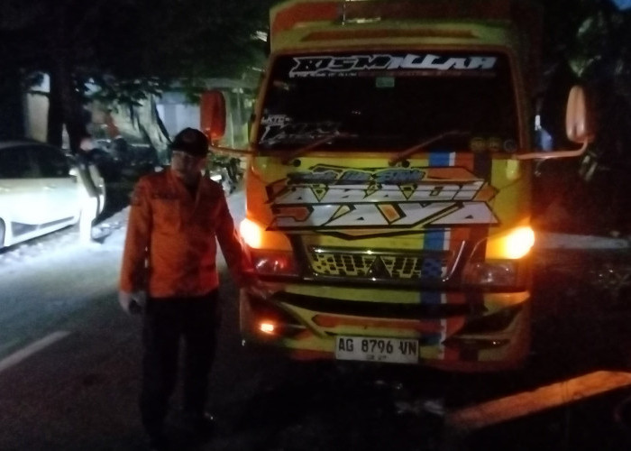 Diduga Mengantuk, Pemotor Tewas Tabrak Truk di Sumur Welut