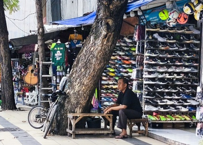 Lesu Penjualan, Pedagang Sepatu Praban Berharap Cemas