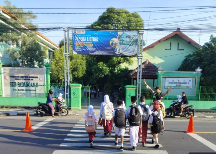 Hadir untuk Manfaat, Personil Polsek Padangan Bantu Anak Sekolah Menyeberang Jalan