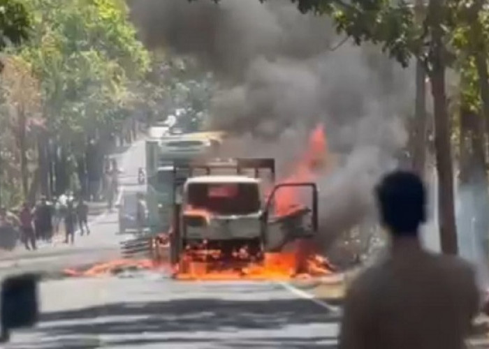 Truk Bermuatan Kompor Listrik Terbakar di Jalur Pantura Situbondo, Sopir dan Kenek Terluka