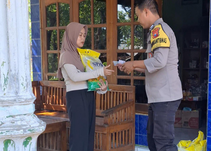 Mas Bhabin Ngawi COD Beras SPHP ke Rumah Warga di Jogorogo 