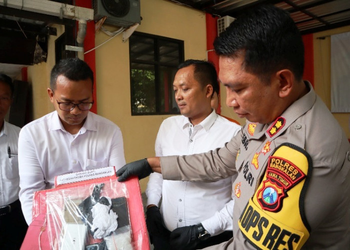 Polres Bangkalan Bekuk 2 Pengedar Narkotika Lintas Kabupaten, 100 Gram Sabu Disita