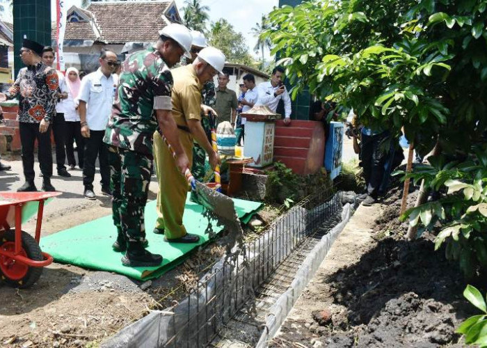 Cegah Banjir, TMMD Bangun Drainase di Desa Lebakharjo Malang