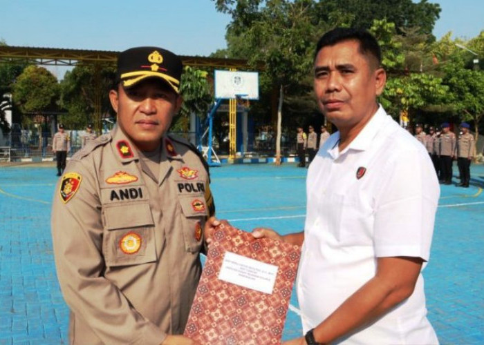 Kapolres Bangkalan Anugerahkan Reward kepada 16 Personel Berprestasi 