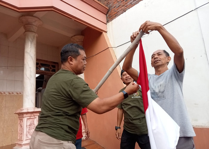 150 Bendera Merah Putih Dibagikan, PWI-Bakesbangpol Tulungagung Ganti Bendera Lusuh
