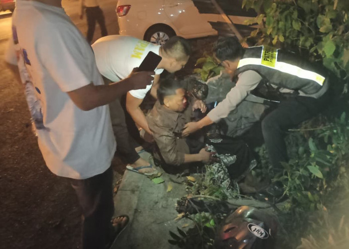 Adu Banteng Mobil Vs Motor di Manyar Gresik, 2 Korban Patah Tulang