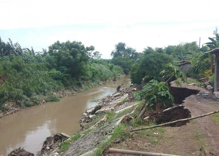 Plengsengan Sungai Kambeng Longsor, Ancam Keselamatan Warga