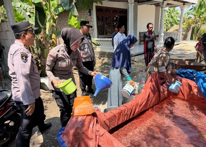 Polres Bojonegoro Salurkan 35 Ribu Liter Air Bersih untuk Warga Ngraseh Terdampak Kekeringan