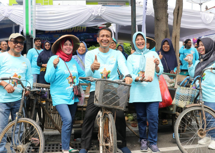 Bupati dan Wakil Bupati Bojonegoro Borong Sayur Mayur Penjual Rengkek