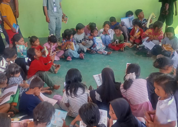 Tak Hanya Kebutuhan Dasar, Trauma Healing dan Perpustakaan Dihadirkan bagi Pengungsi Anak-Anak Gempa NTT