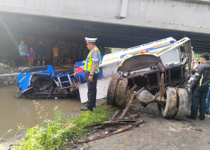 Diduga Mengantuk, Truk Tangki Solar Terjun ke Sungai di Tol Jomo, Sopir Patah Tulang