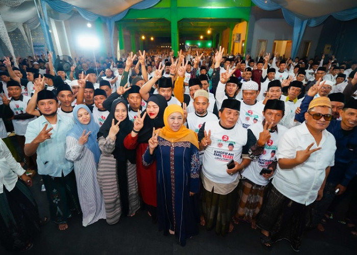 Bersama Keluarga Syaichona Cholil, Khofifah Hadiri Peluncuran Lagu Ngireng Haji Her Mile Khofifah