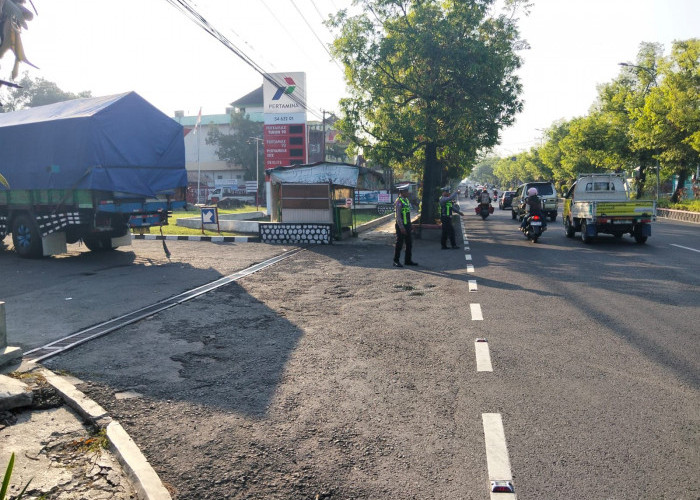 Satlantas Polres Ngawi Patroli SPBU, Pastikan Antrean Wajar dan Kondusif 