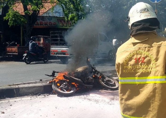 Sepeda Motor Terbakar di Bundaran Margomulyo, Pemilik Diduga Kabur