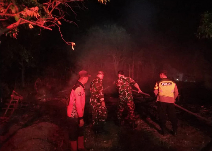 Respons Cepat Polisi Ngawi Bantu Padamkan Kebakaran Rumah di Pangkur