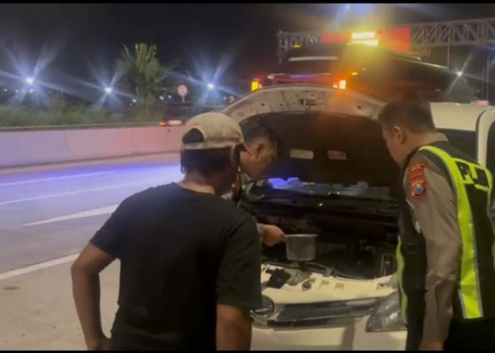 Polisi Bantu Pemudik Kendaraan Overheat di Exit Tol Ngawi