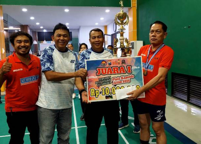 Tim Memorandum Juara Umum Turnamen Bulutangkis Antarmedia Piala Kapolda Jatim 2025