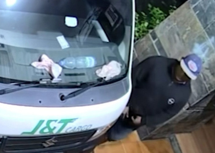 Pencuri Aki Truk Terekam CCTV di Sutorejo Prima Surabaya